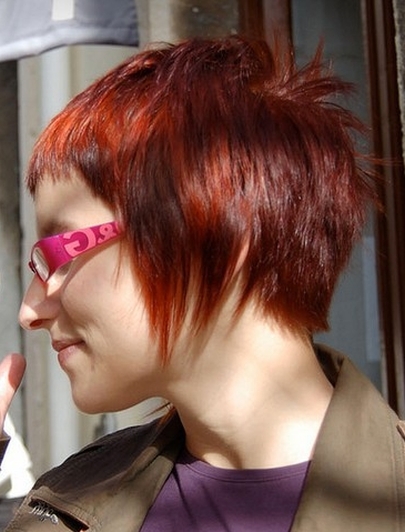bok cieniowanej fryzury krótkiej, rude włosy, uczesanie damskie zdjęcie numer 48A